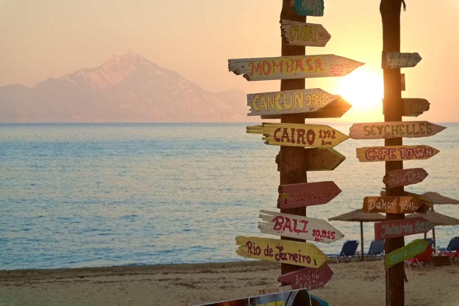 direction signpost with distance to many different dsm2g6v.jpg